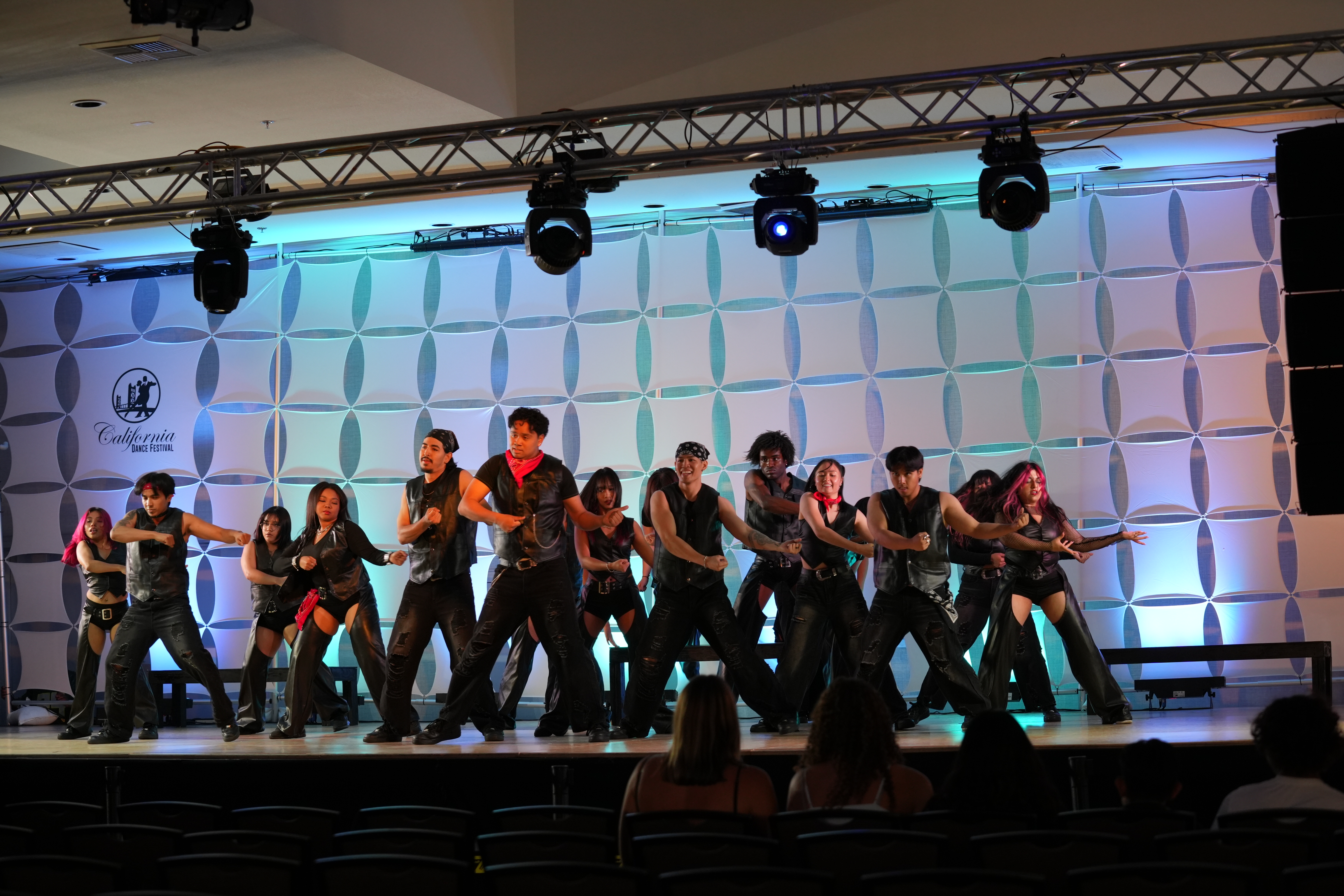 Современные танцоры на тренировке в студии